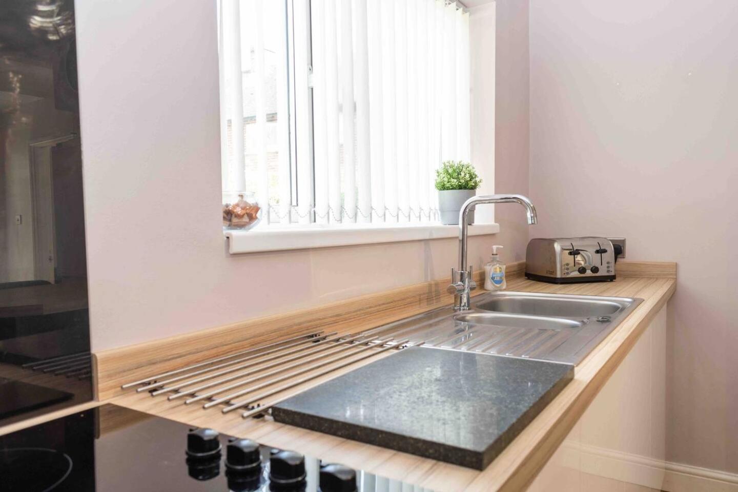 Comfortable And Convenient 3 Bedroom House With Parking Handsworth 外观 照片