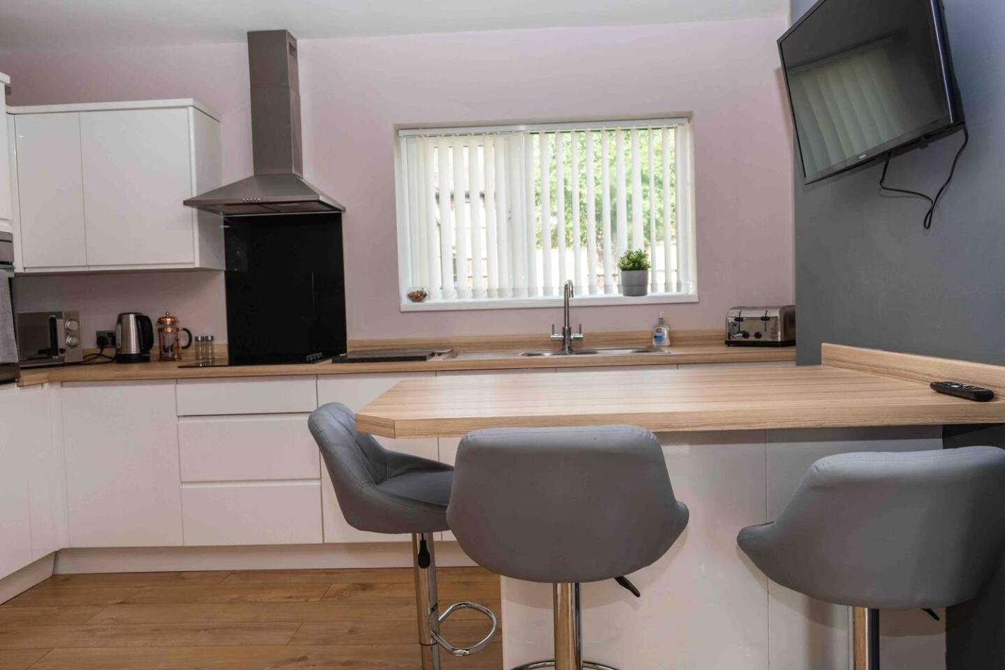 Comfortable And Convenient 3 Bedroom House With Parking Handsworth 外观 照片
